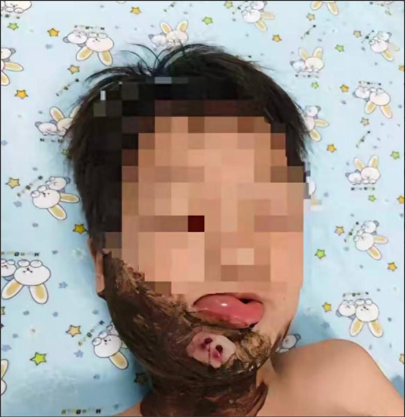悲剧终究发生！湖北襄阳，一名8岁男童傍晚在江边浅滩踩水玩耍，浑浊水面突然窜出一道