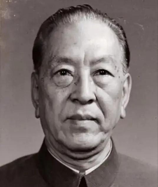 1969年，耿飚意外发现中国援阿尔巴尼亚的大量化肥被随意堆放在田间地头，任凭日晒