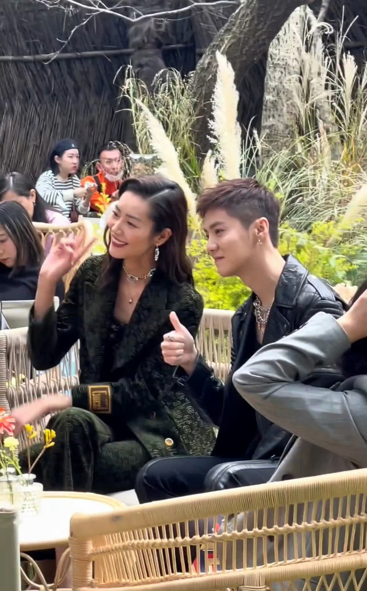 我那么大个鹿晗呢？？？宝贝这次剪头发的话我可以看到吗[捂嘴哭