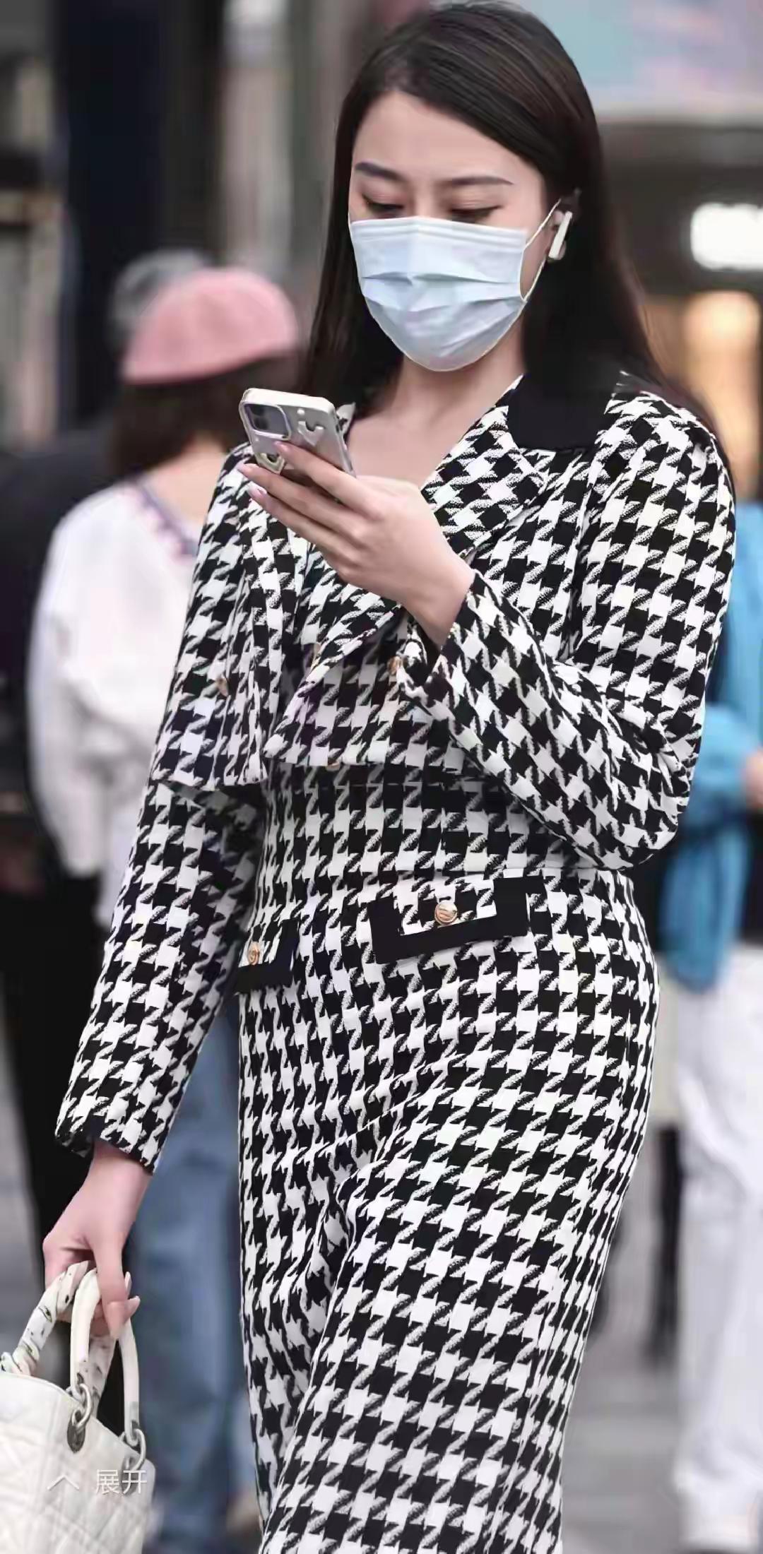 虽然带口罩依然很美。