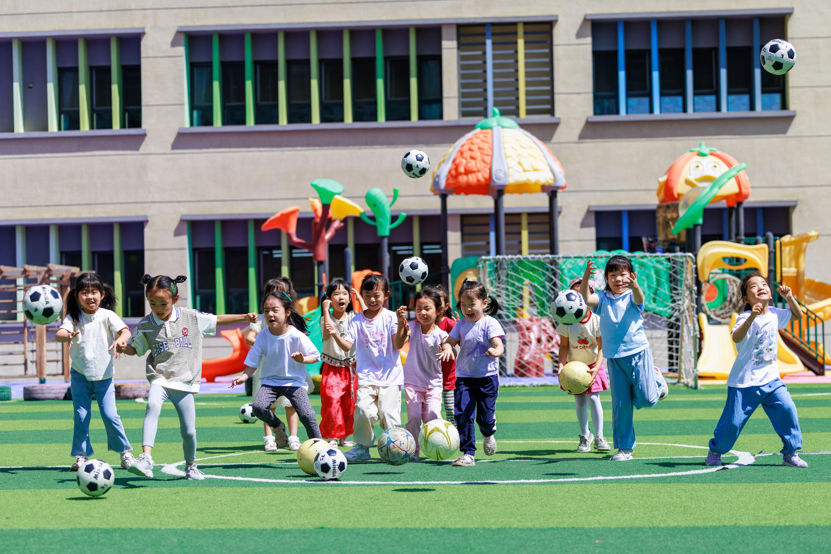 免除公办幼儿园学前一年保教费意味什么 家长称能省几千元 专家: 3年均免还需时间