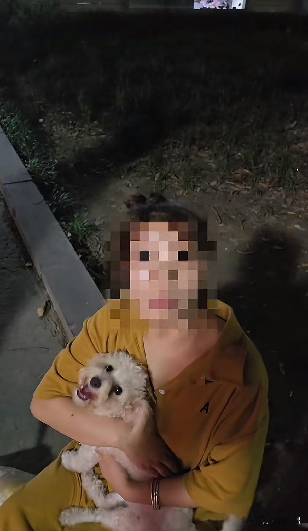 你对不文明养狗行为怎么看有网友说他晚上散步被一只狗扑，狗主人不仅一句道歉没有