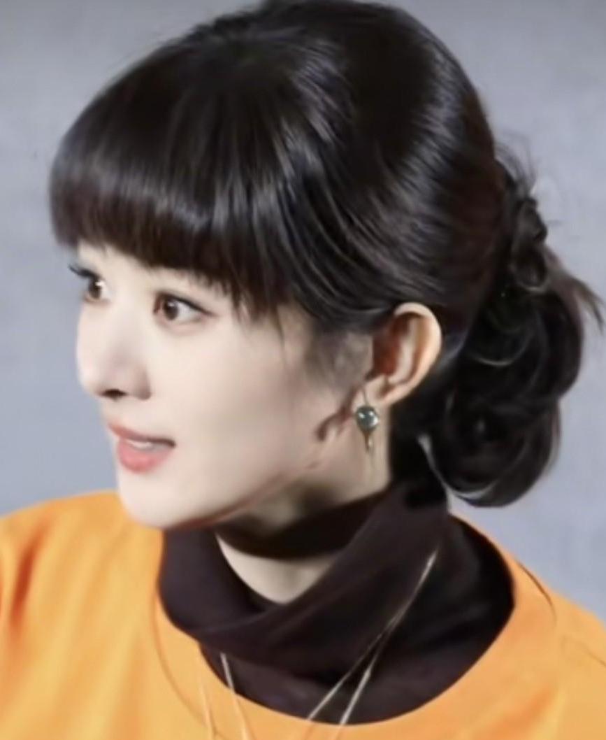 2026年1月9日，在电视剧《小城大事》追剧团活动现场，赵丽颖首次为剧集宣传解锁