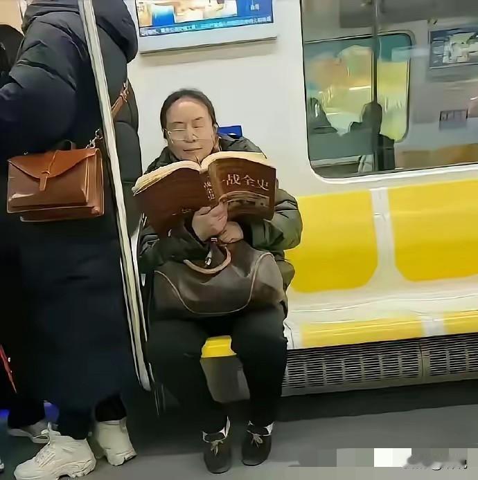 地铁上看到这位大妈，感觉自愧不如呀