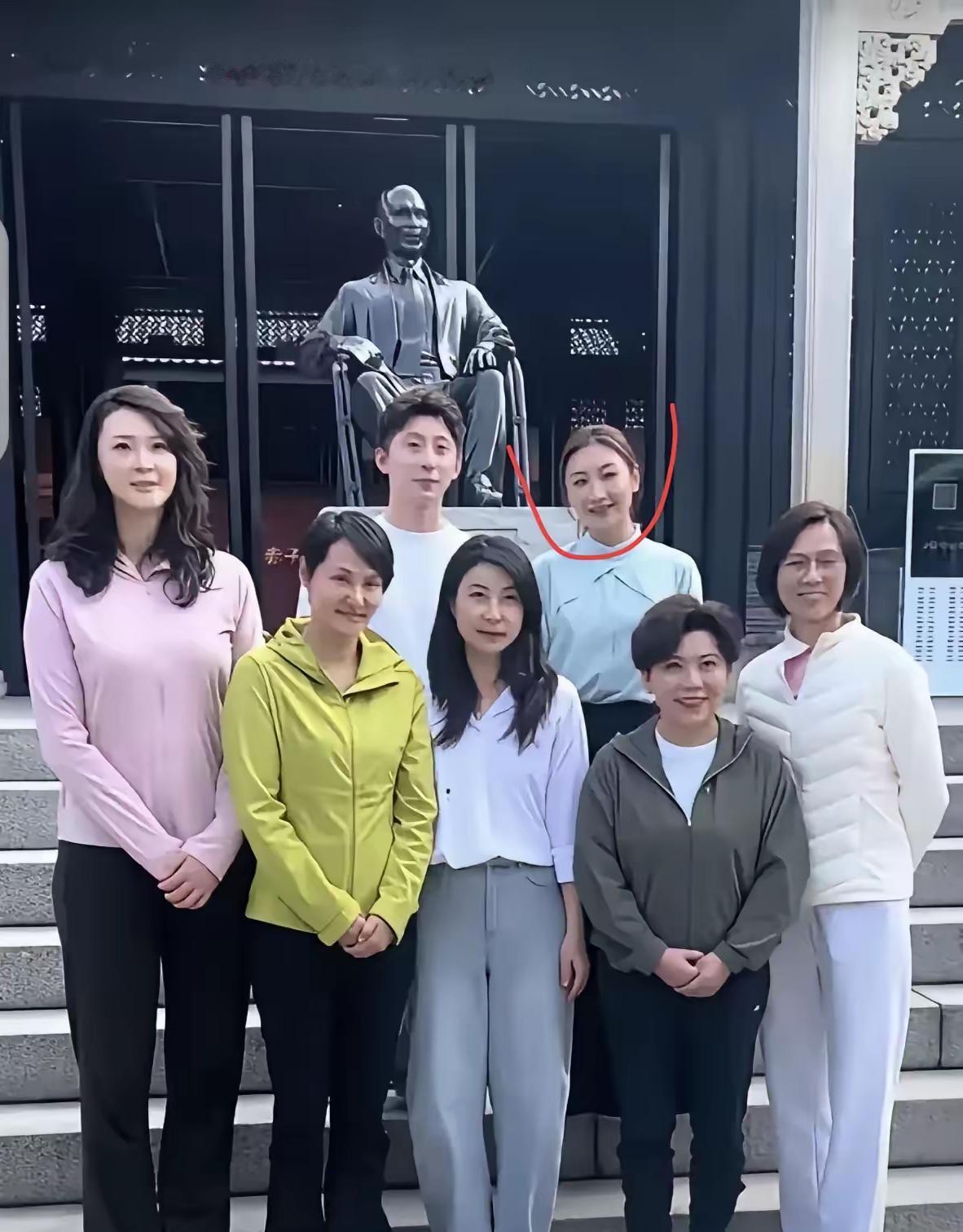 七位国内体育名将的合影，我只认出了邓亚萍，惠若琪，其他人一时想不起名字了，你认识