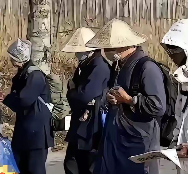 最近这封山封庙的事闹得挺大，我朋友圈里好几个驴友都在抱怨，说这大好的春色，怎么就