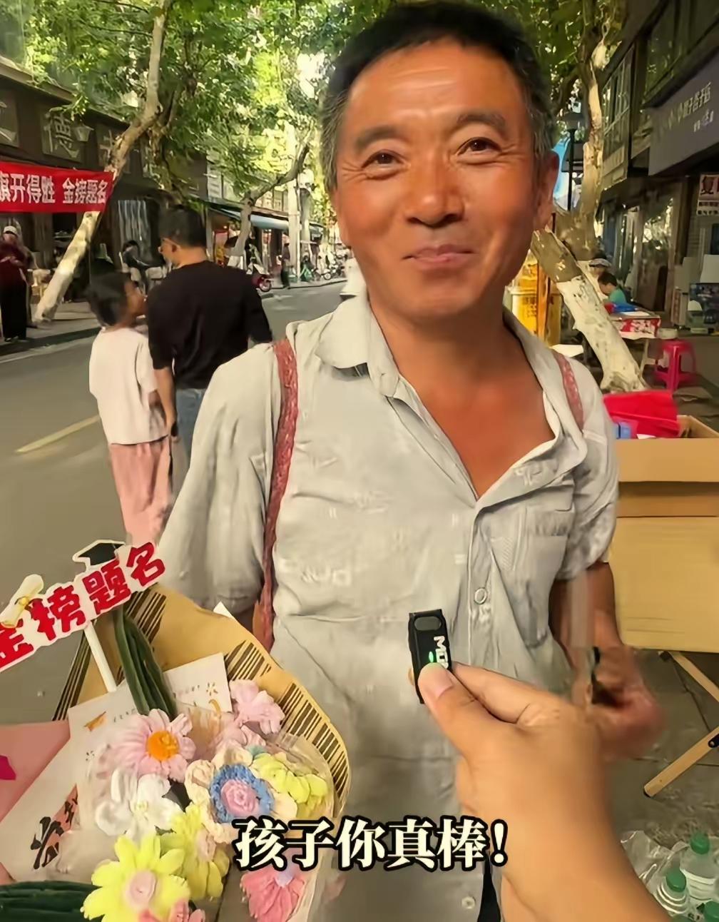 6月8日高考结束，四川资阳丰裕镇一位农民父亲意外走红。为迎接考完试的女儿，他背着