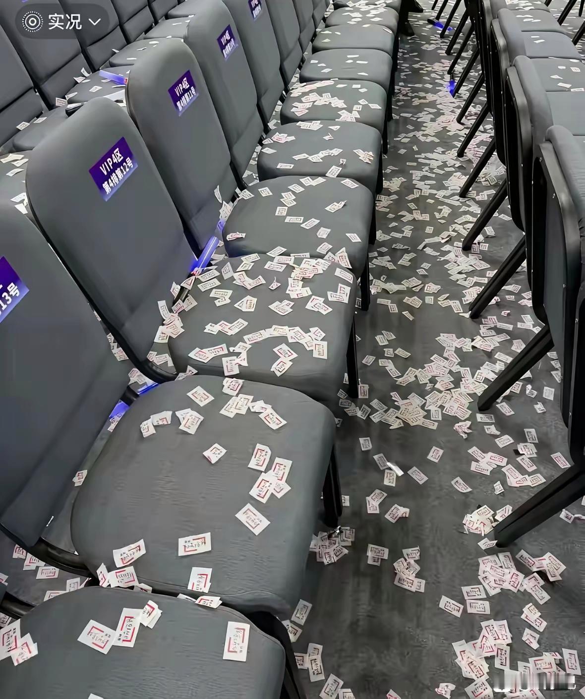 这帮年轻人看完电影也太没有素质了吧！！