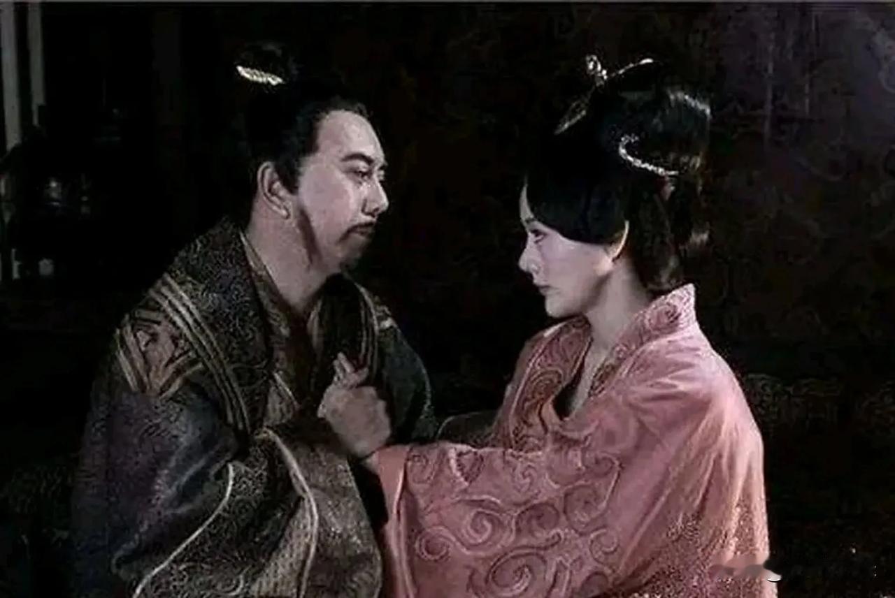 公元前195年，刘邦死后，掌权的吕雉深夜将丞相审食其召见入宫。身披薄纱的她轻轻拉