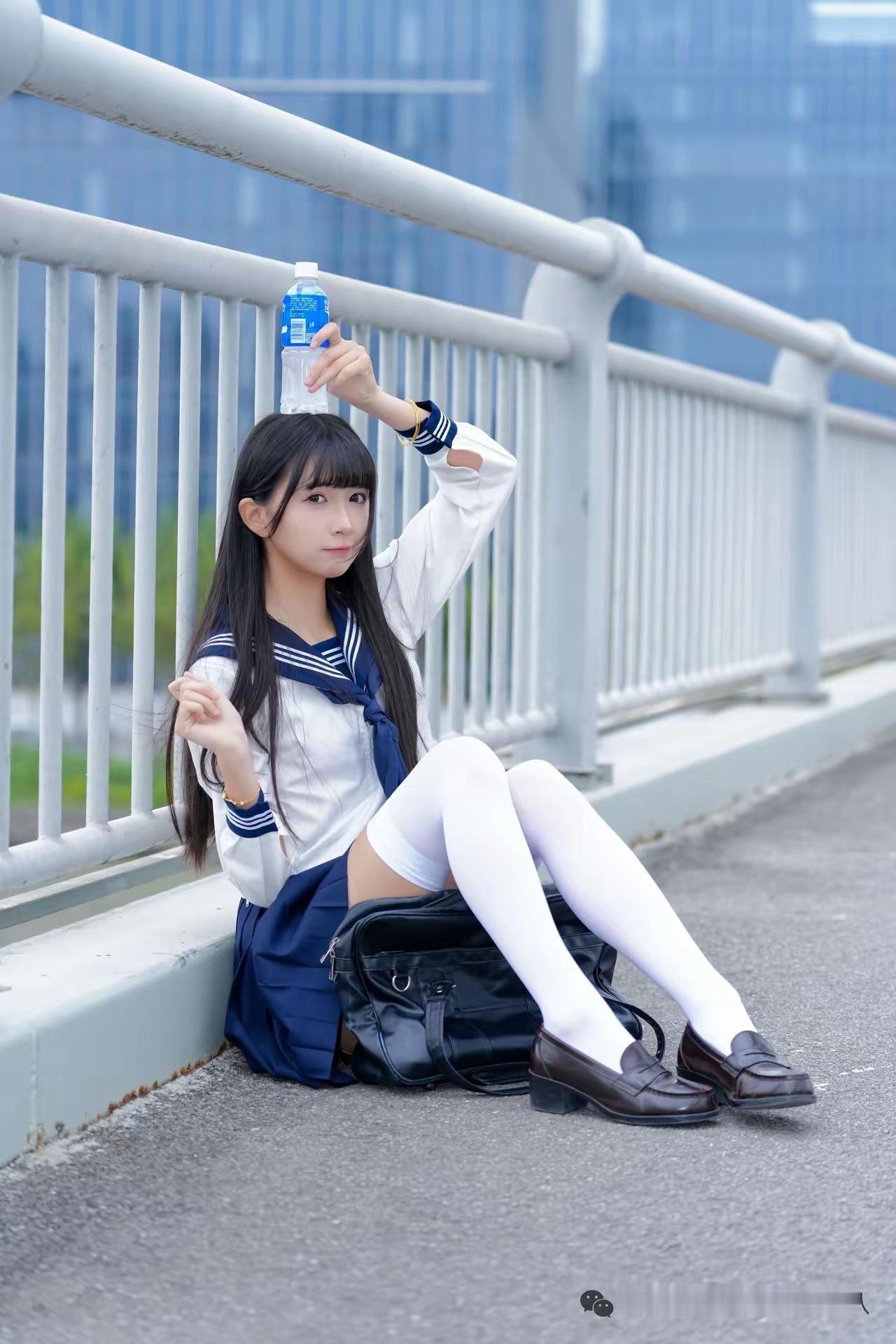 青春校园风，少女与瓶子的清新合影白丝