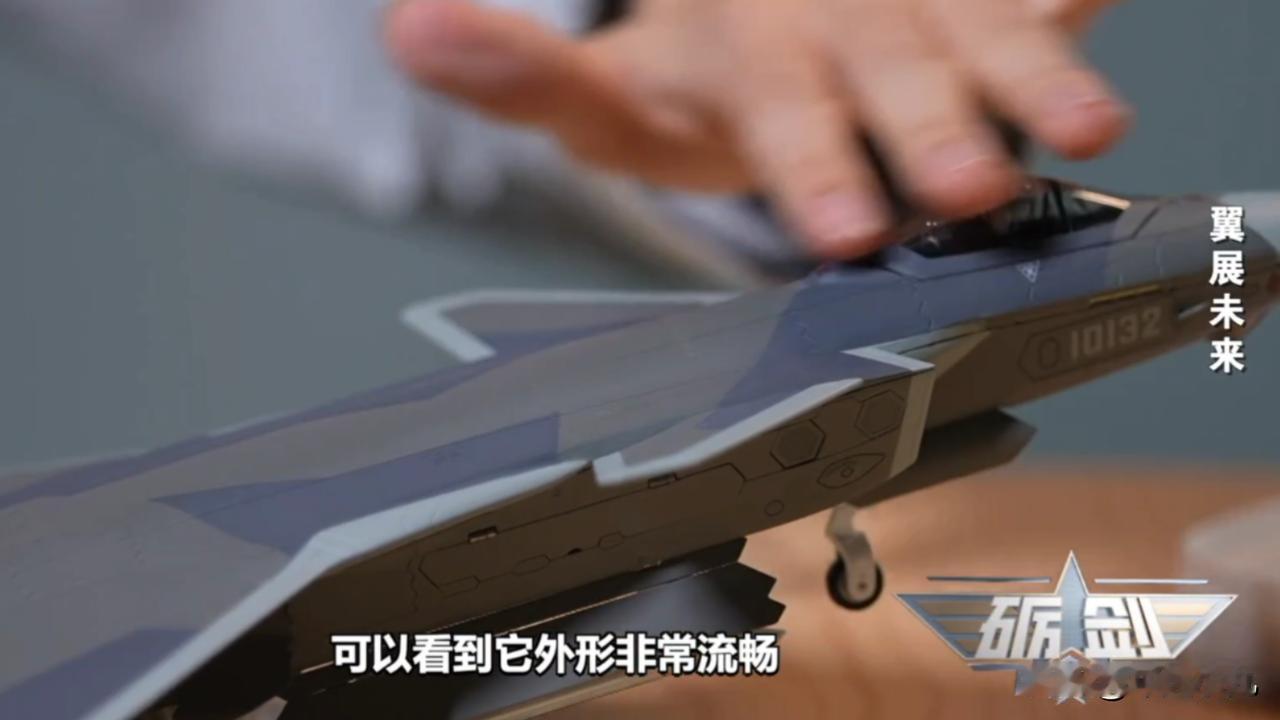 官方首曝，歼20主弹仓迎来重磅升级，终于不是4枚导弹了……近日，《砺剑》节目