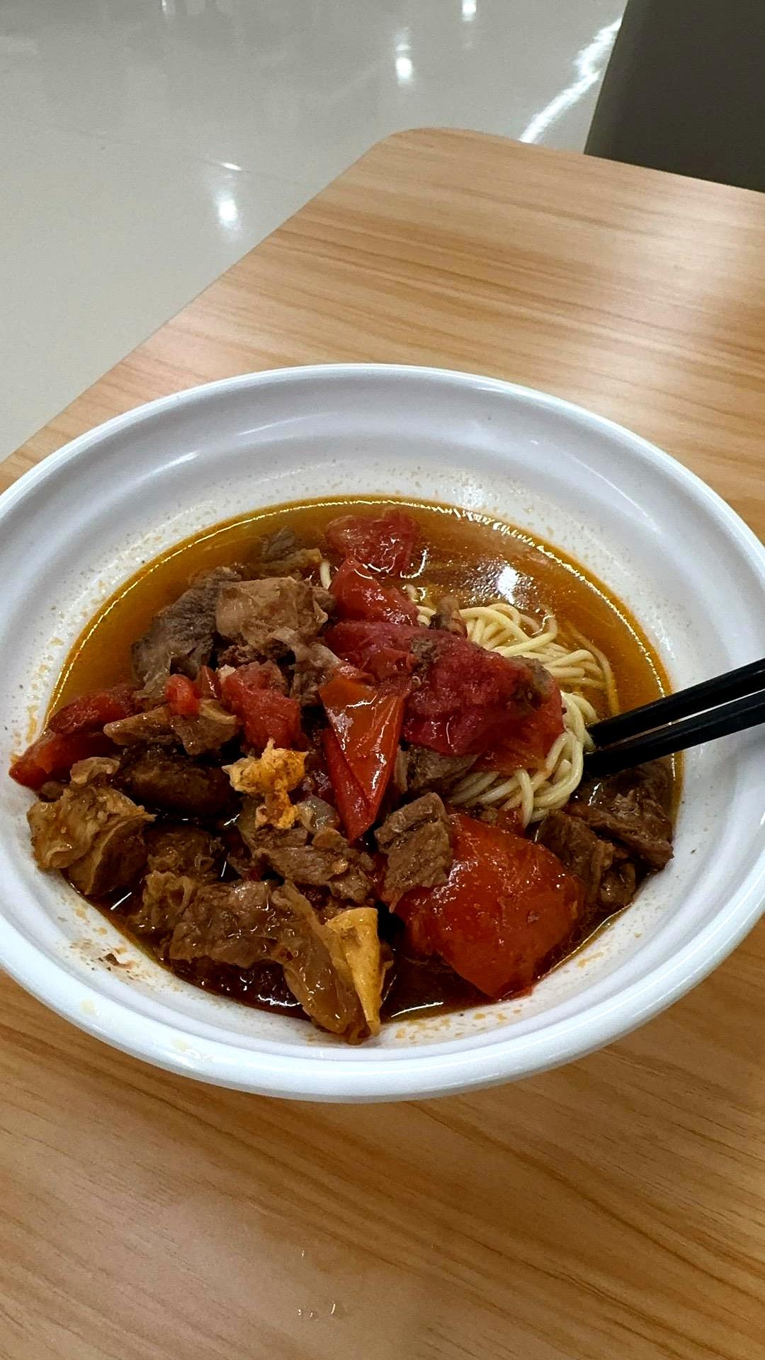 手术做完都快晚上10点了，饿得胃都快贴后背了！还好手术室食堂有师傅值班，一碗热