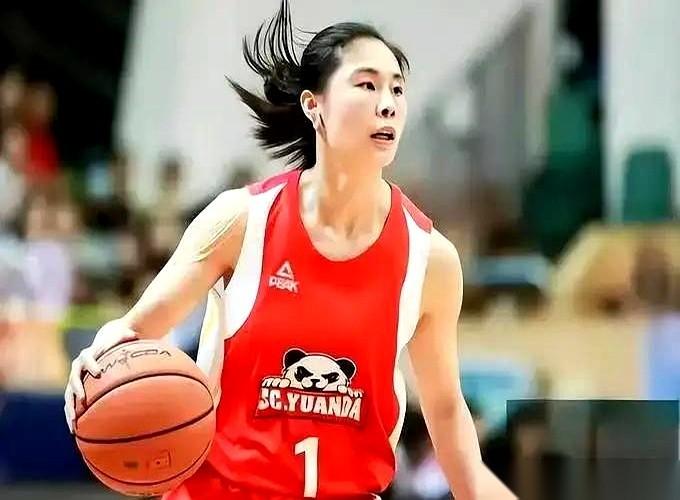 讲个恐怖故事：四川女篮那个后卫，还是王思雨。你以为她老了？她只是把比赛玩明白了