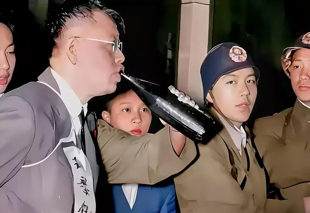 他双臂被反绑，由行刑宪兵灌下断头酒。1950年7月17日，我党红色特工刘晋钰，在