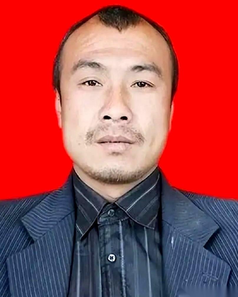 很多人知道山西陵川县的姚何林，是因为当地官方报道里的一组反差事实：一个两只小臂全