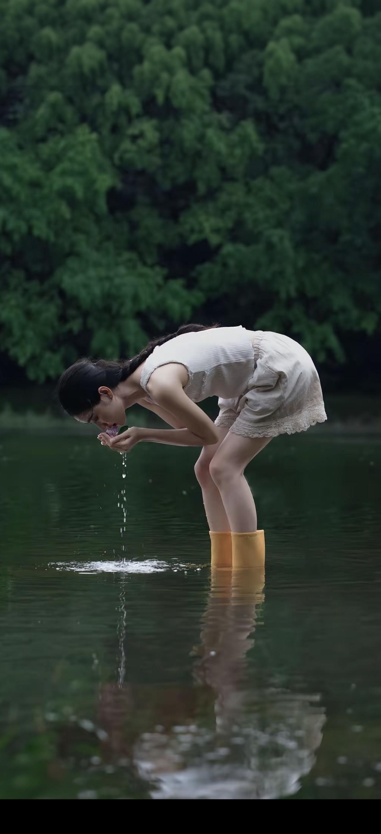 碧波荡漾，清泉流淌。