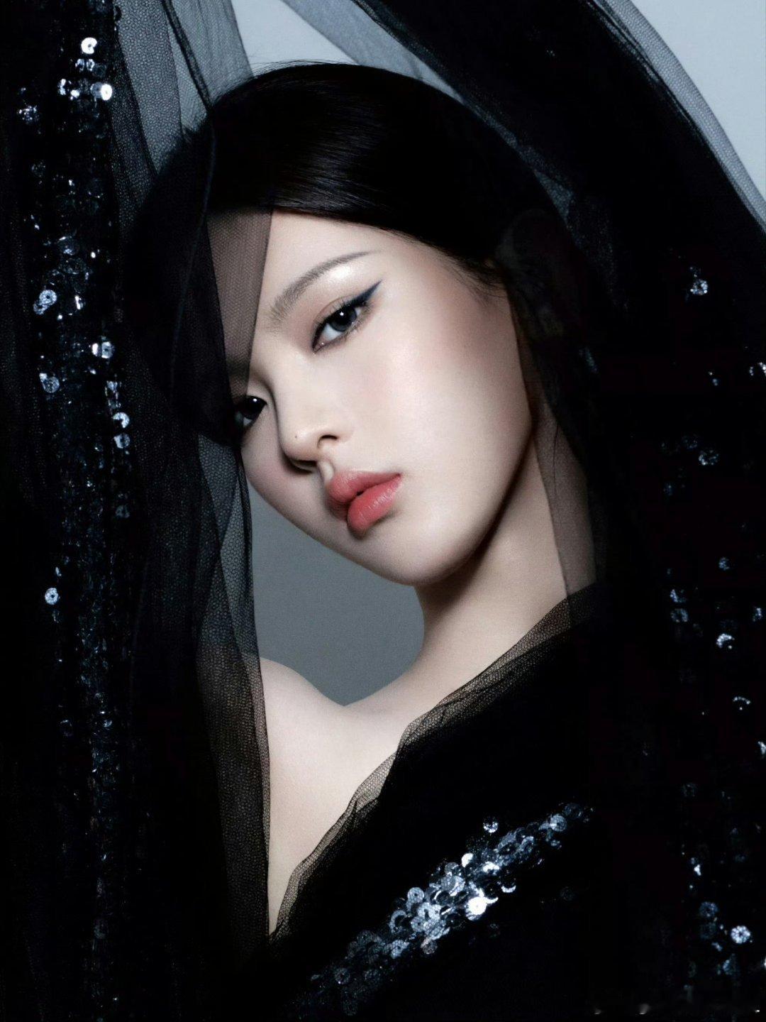 杨超越轻轻松松就驾驭了这套黑色银光高定，女王级别[跪了]​​​