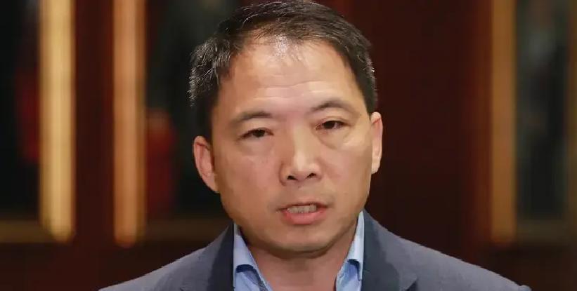 前乱港头目胡志伟，在港服完53个月刑期后，刚一出狱，便一刻没停，马不停蹄地揣着机
