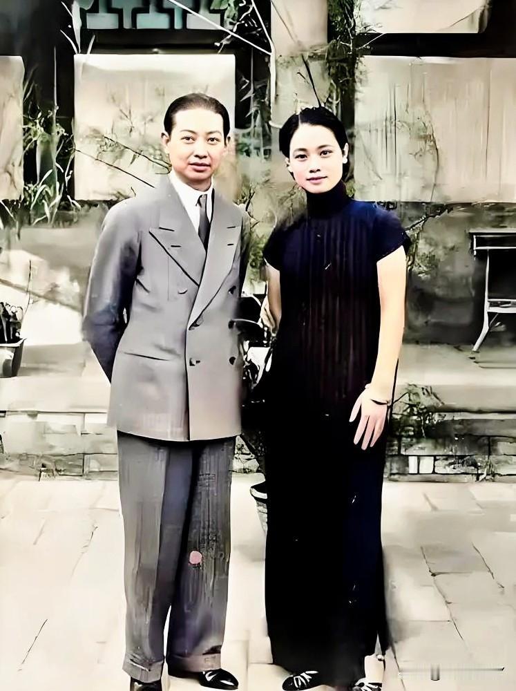 这便是梅兰芳年轻时候的真实模样，这可不是演戏，而是一九三六年梅兰芳和他的第二任妻