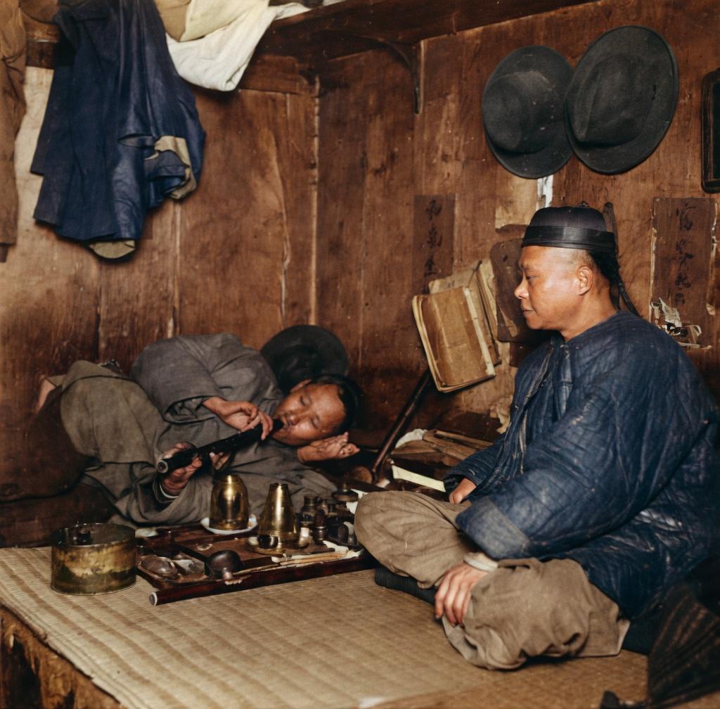 19世纪，旧金山唐人街一间逼仄、昏暗的鸦片烟馆内，一张铺着粗草席的烟榻，烟榻中央