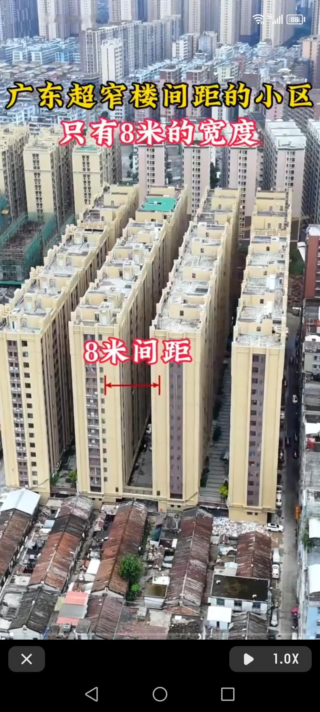 广东有个超窄楼间距小区，宽度仅8米，还叫“阳光城”，真是缺什么就取什么。想想