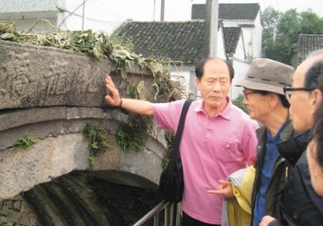 一群韩国老人跪在浙江湖州的古桥边嚎啕大哭，只因桥名和族谱上记载的一模一样——