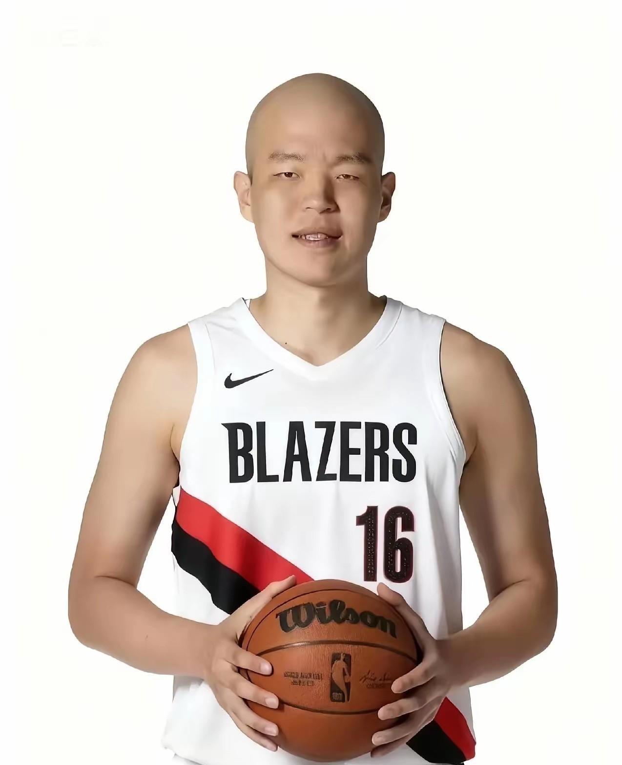 建议杨瀚森改变一下发型，那就是剃光头！杨瀚森现在的长发看起来的确是有点小帅气，