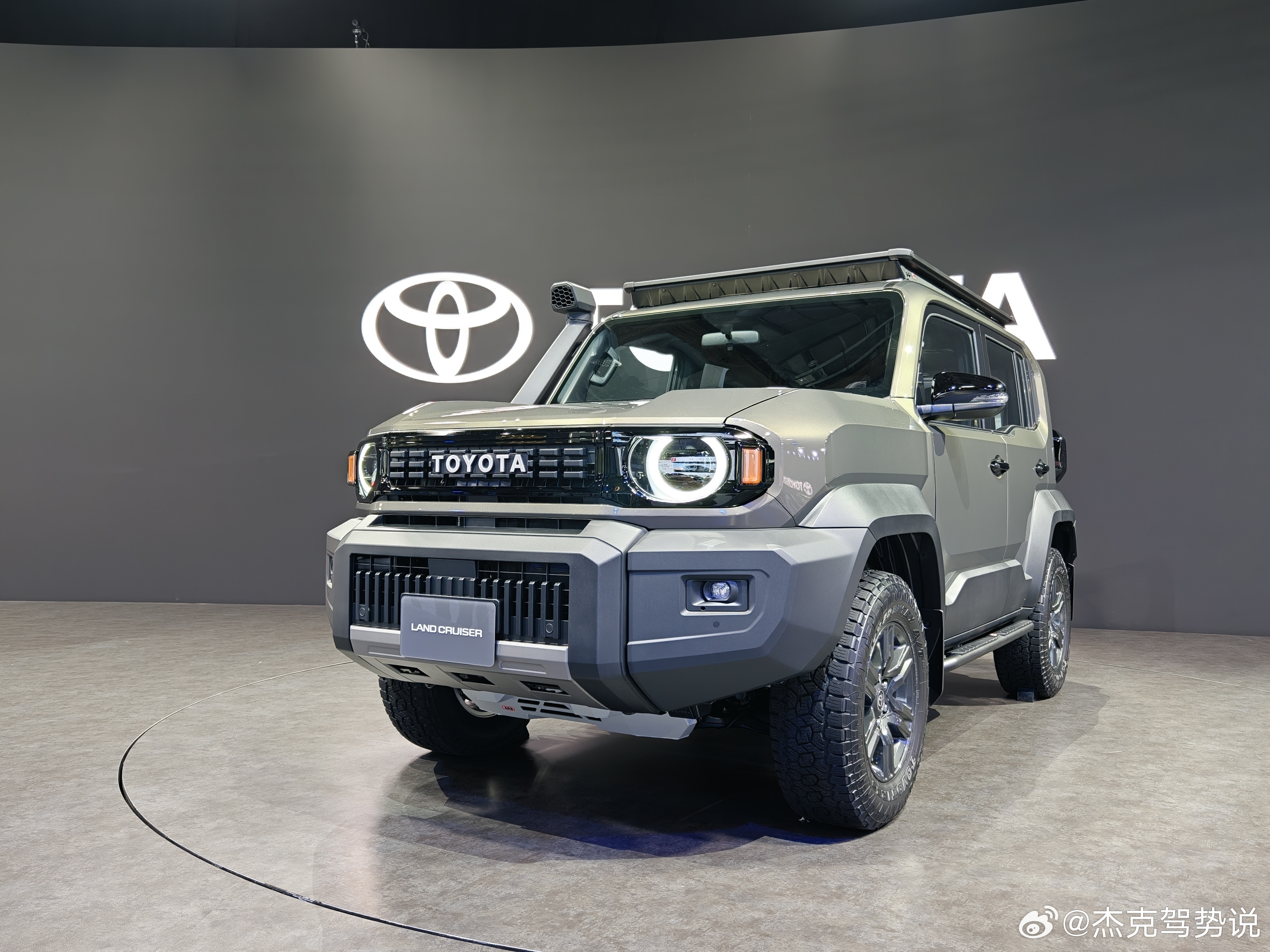 2025东京车展圆灯版丰田兰德酷路泽FJ，加了高位涉水喉。汽场全开大v聊车​