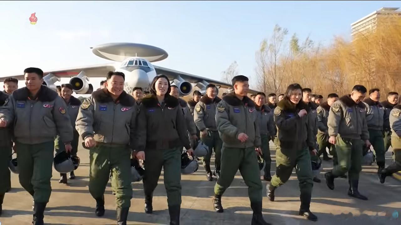 朝鲜人民军空军的女飞行员，人数还不少，在朝鲜空军庆祝成立80周年的庆祝活动中多次