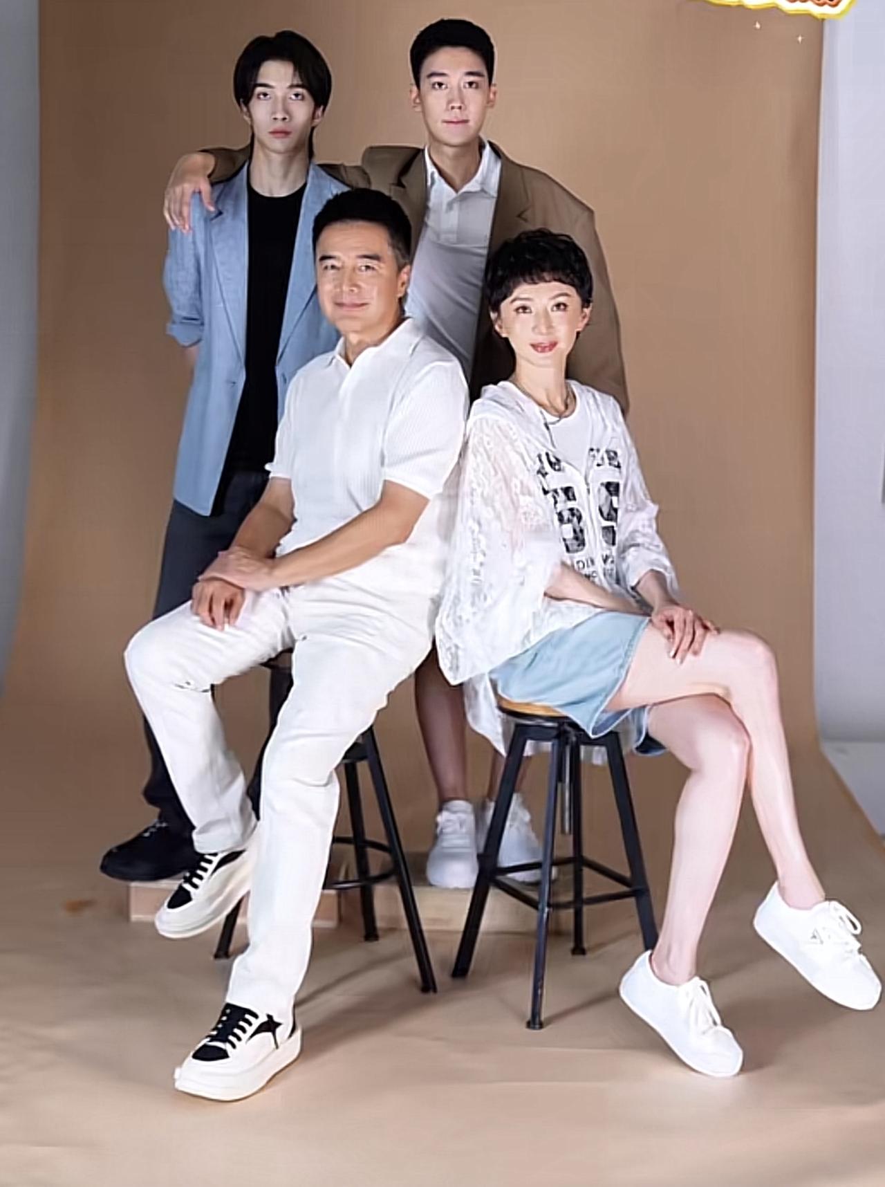 已故女星何晴独生子许何近况曝光，和亲生父亲许亚军，后妈及弟弟一起拍全家福，长相帅