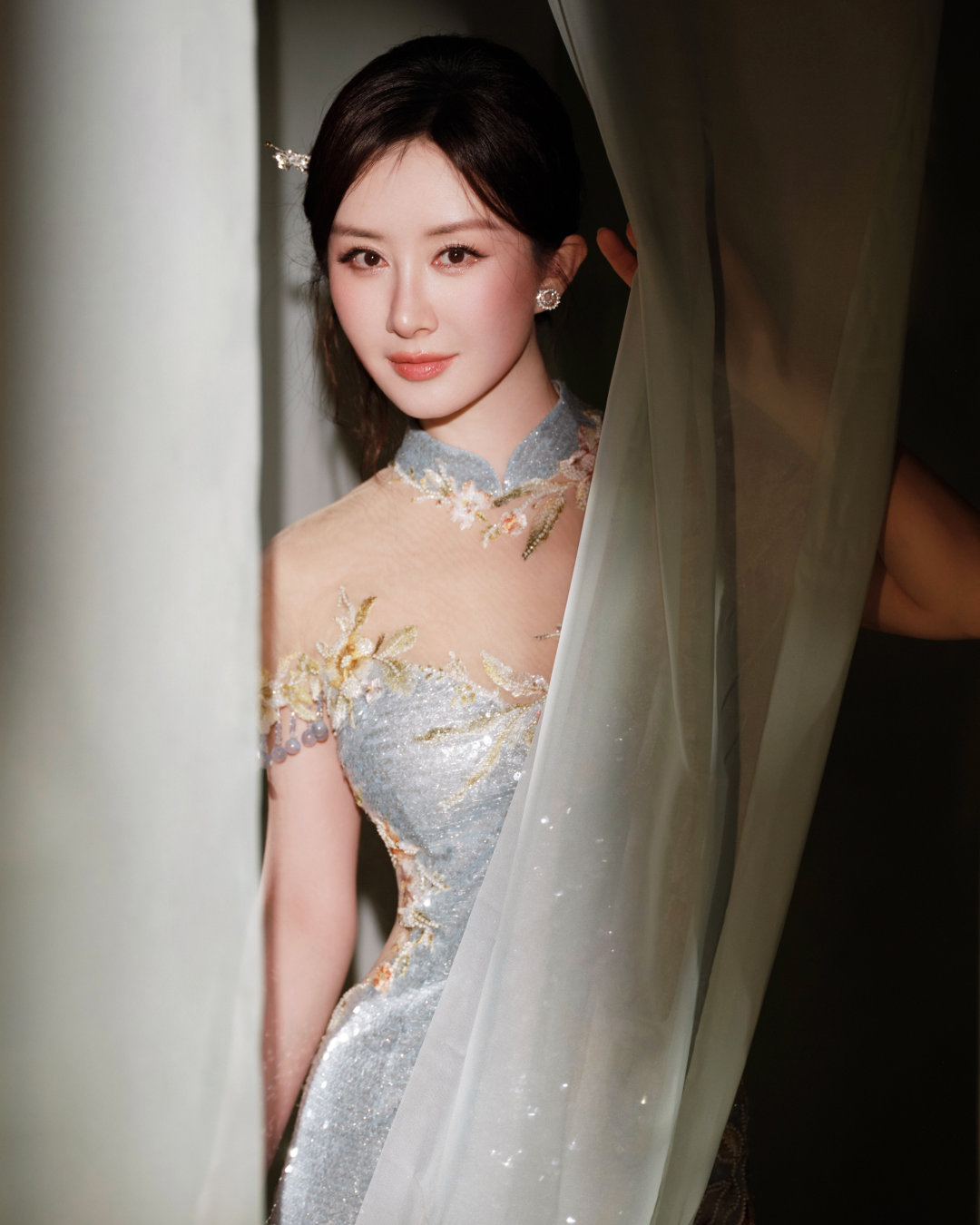 #舒畅好标准的中式美人##舒畅旗袍身段#舒畅好标准的中式美人，这身段好好，最适合旗袍之人​