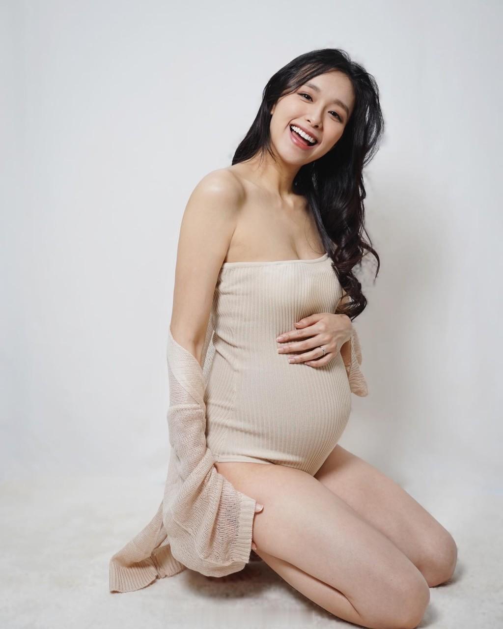 长腿女神曾淑雅全家为女儿庆生，辣妈穿吊带裙展露S型身材，一双儿女发量惊人凸显优质