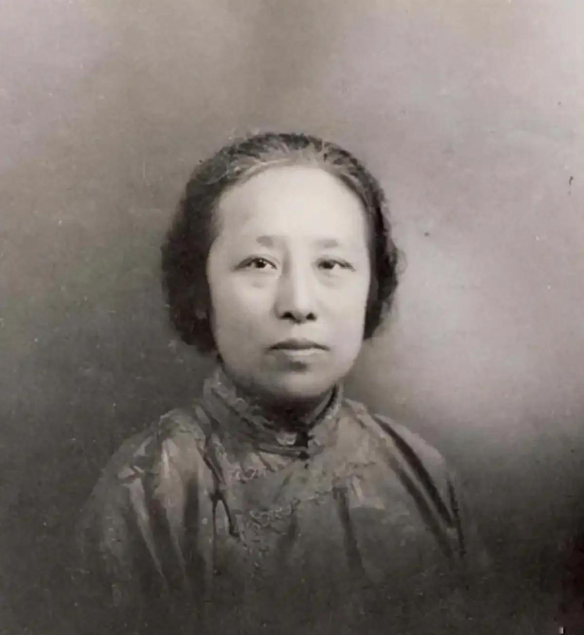 1941年，何香凝在逃离香港途中，被一伙人开枪逼停了船，船长绝望了，何香凝却说：