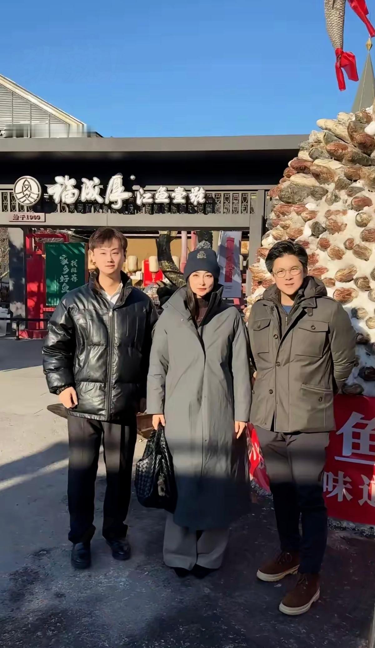 郭晶晶看到霍启刚这张照片，怕是得笑到直不起腰！谁能想到，低调逛哈尔滨的豪门夫妇，