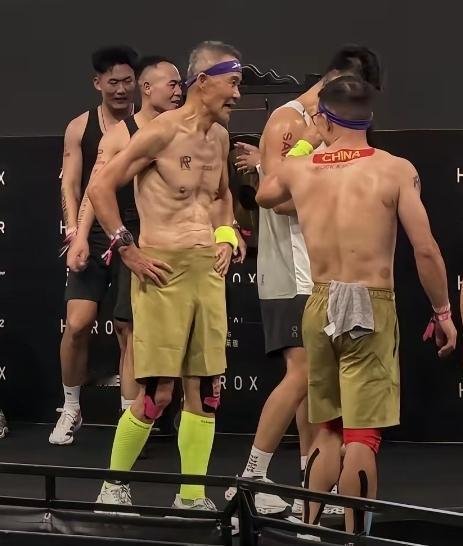 我真是想不明白了，王石已经75岁了，为什么他在比赛场上要脱掉上衣？他的胸肌松垮下