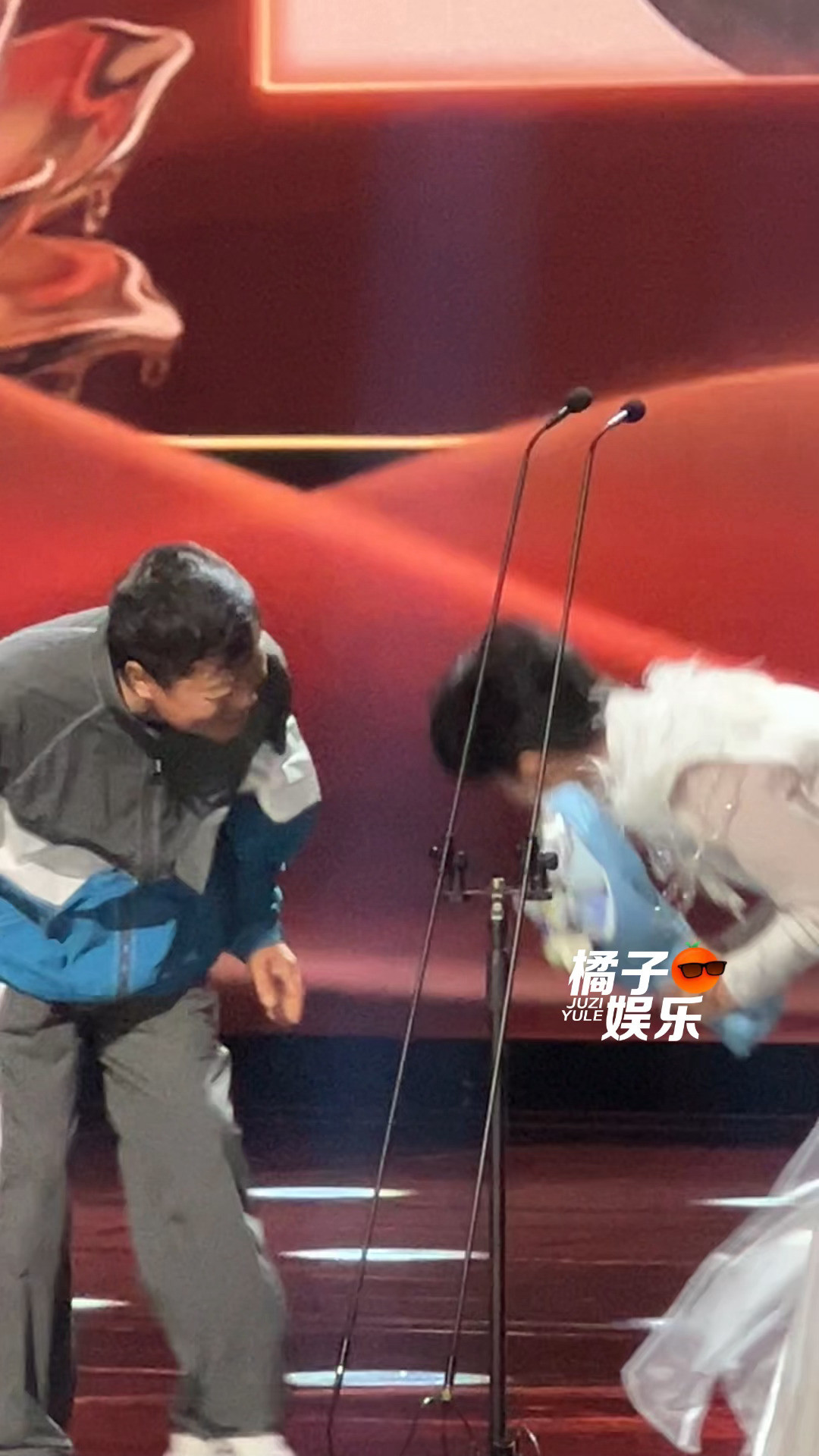 这个小周深和马东老师拍完照就这么不断鞠躬送马东老师下台周深鞠躬送马东下台阅文ip