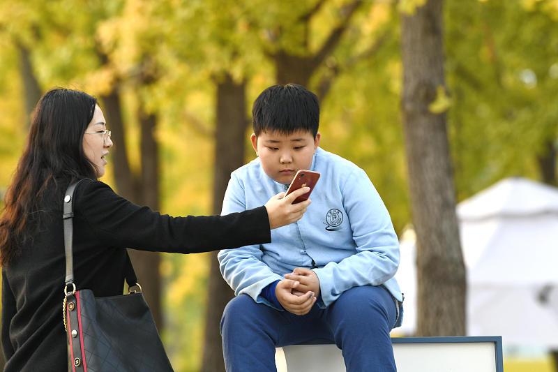 十叹校闹，闹到最后谁吃亏？一叹：校内辅导取消，校外班价格飞涨，家长钱包直呼受
