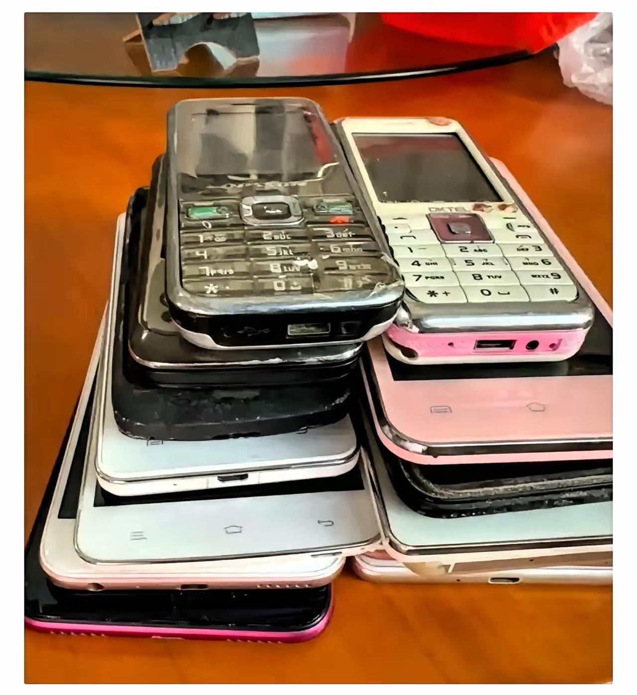 我妈攒了好几年的旧手机，整整12部，昨天兴冲冲拿去回收店卖，老板随便翻了两下，直