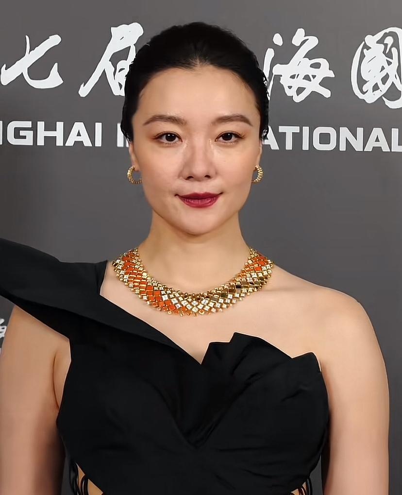 齐溪真不是一般女人！光看长相不算惊艳，但眼光是真狠。当年和宋宁峰的爱情，羡煞