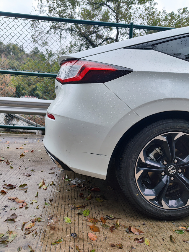 开一个月后杠蹭了思域没有雷达，倒车不方便，还是得去加装