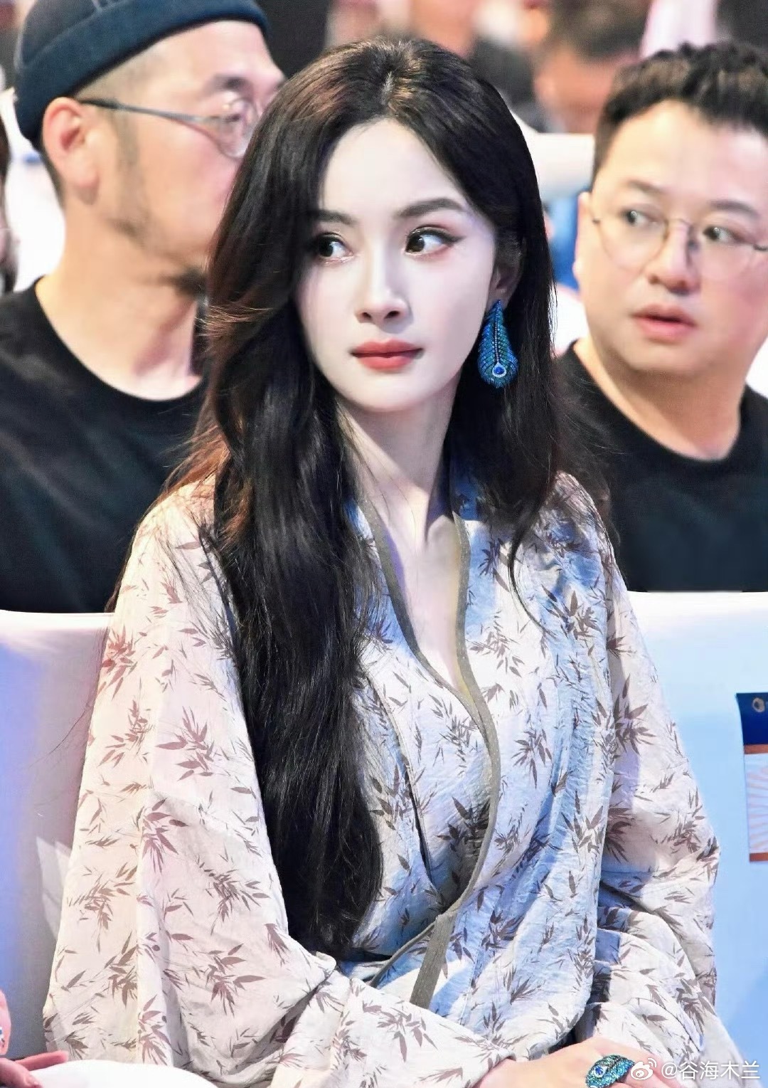 杨幂同款汉服卖爆了家人们谁懂啊！杨幂上合组织国家电影节穿的那套汉服，直接在网上卖