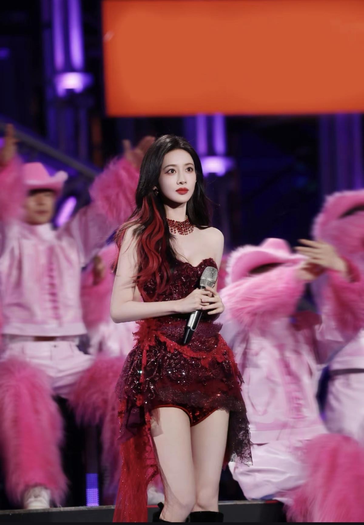 酒红亮片裙裹着热烈的火，孟子义的美，是藏不住的明艳与张扬[赞]抹胸设计露出精致锁