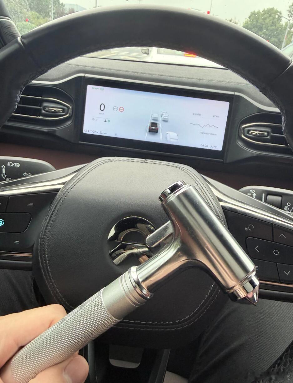 这是好几年前,大概2021年吧,蔚来免费送给每一位车主的破窗锤,当时想这玩意应该