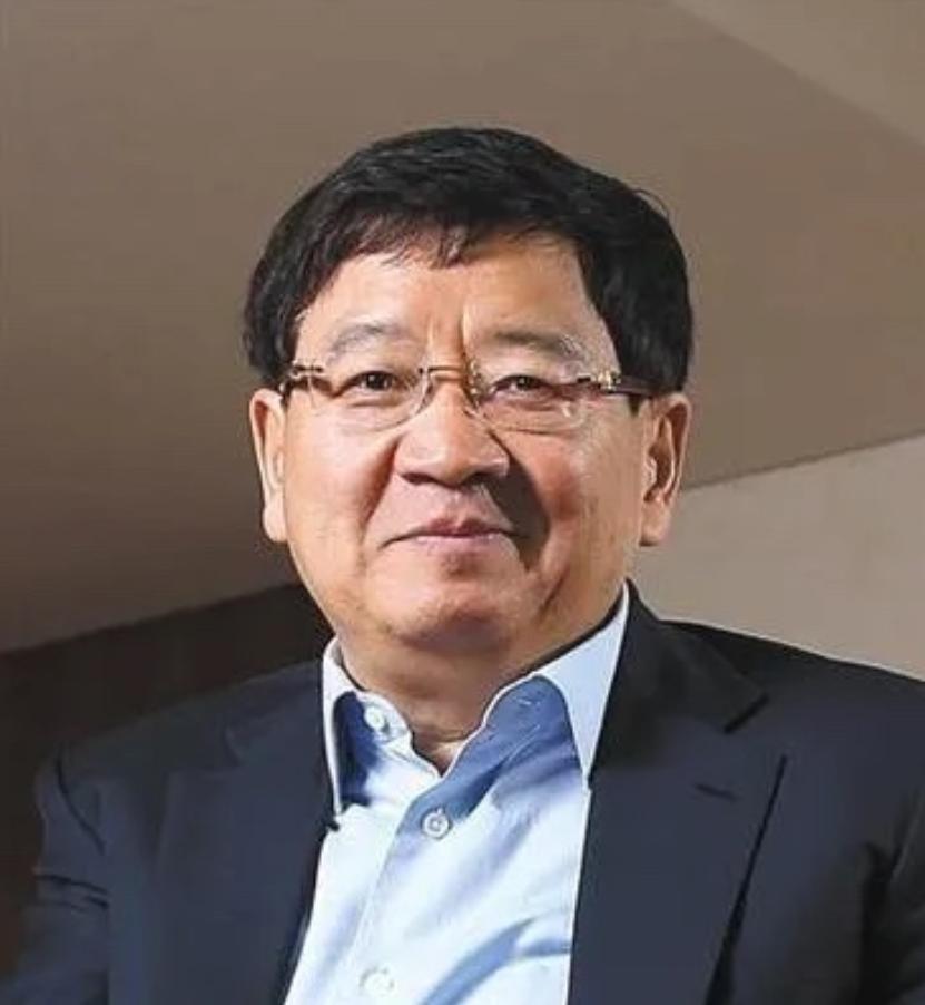 2006年，徐小平套现40亿后离开新东方，后来，他在“央视一姐”张泉灵的游说下，