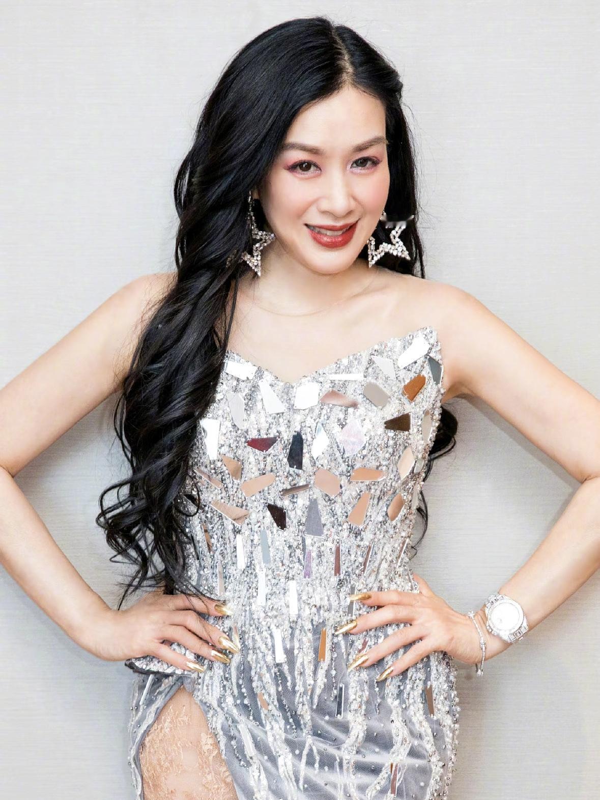 钟丽缇这几日说了段话，让我们普通人心里听着挺不舒服的。她说她不希望女儿们去国