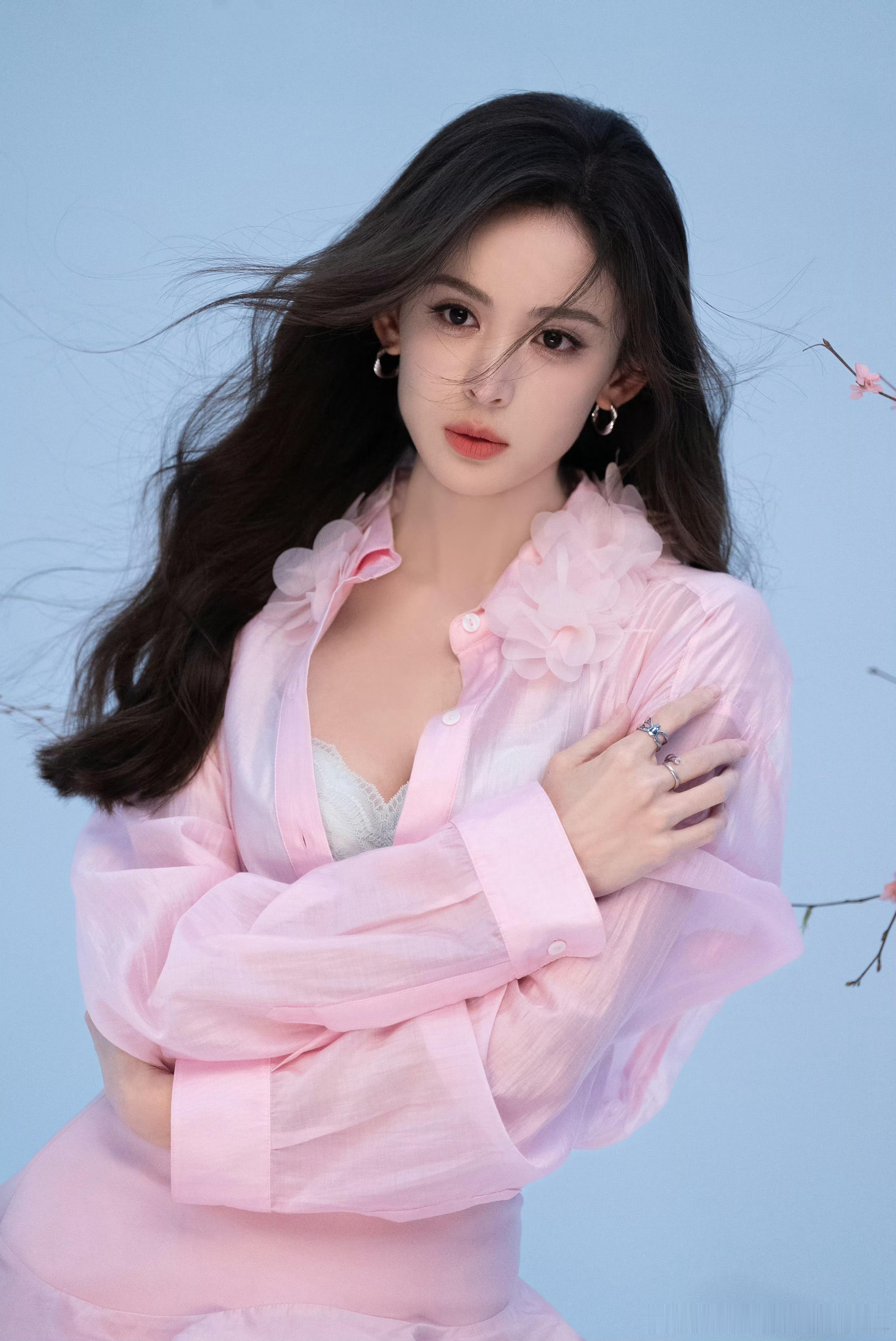 娜扎全名是古力那扎尔拜合提亚尔古力娜扎·拜合提亚尔