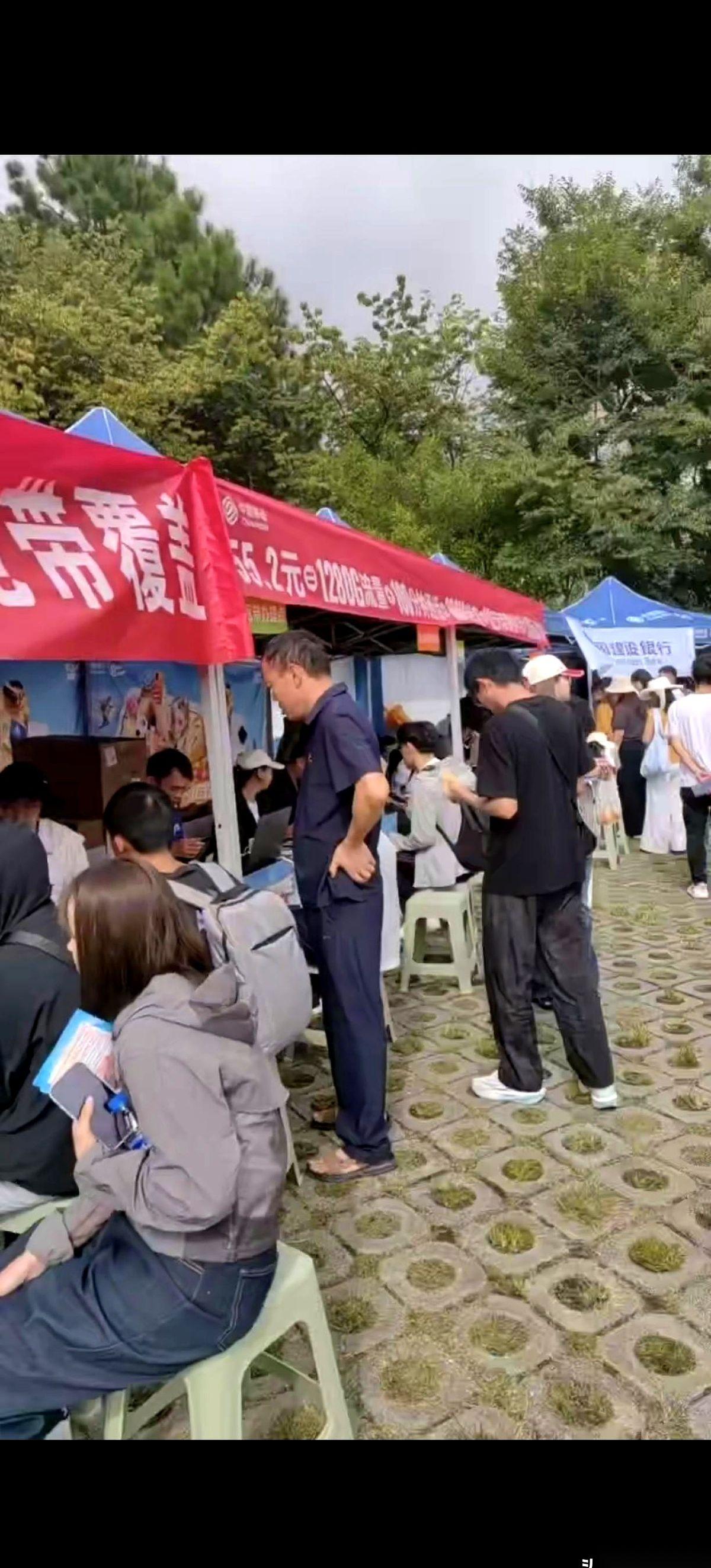 就差那么一秒，那个看着得有三十大几的“热心学长”，差点把我闺女的行李箱从大陡坡上