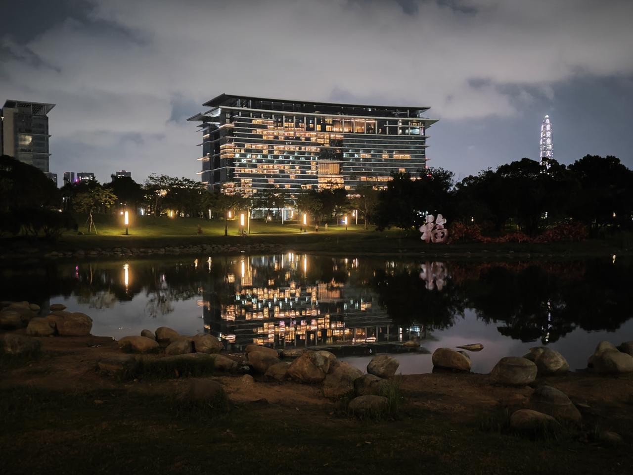 今天晚上路过深圳新香蜜湖，2026年APEC会议将在这里举行。这栋楼是深圳香蜜湖