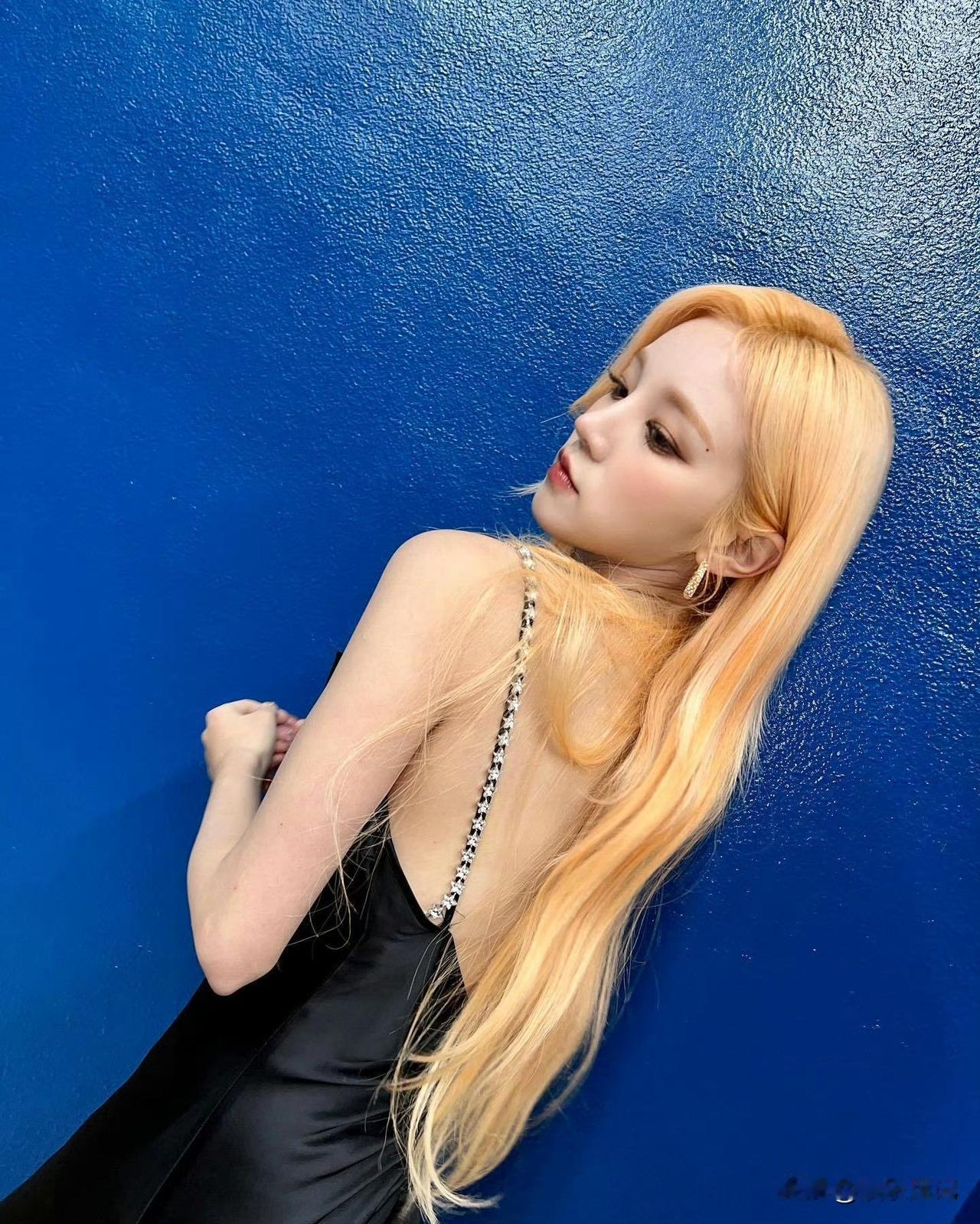 宋雨琦黑色吊带长裙