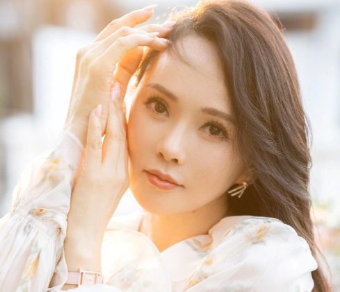 伊能静才直接发长文反击，戳破娱乐圈最伤人的审美陷阱她直言，每次活动后总充斥女性